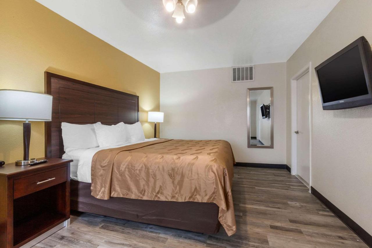 Quality Inn & Suites Near Downtown Mesa Bagian luar foto