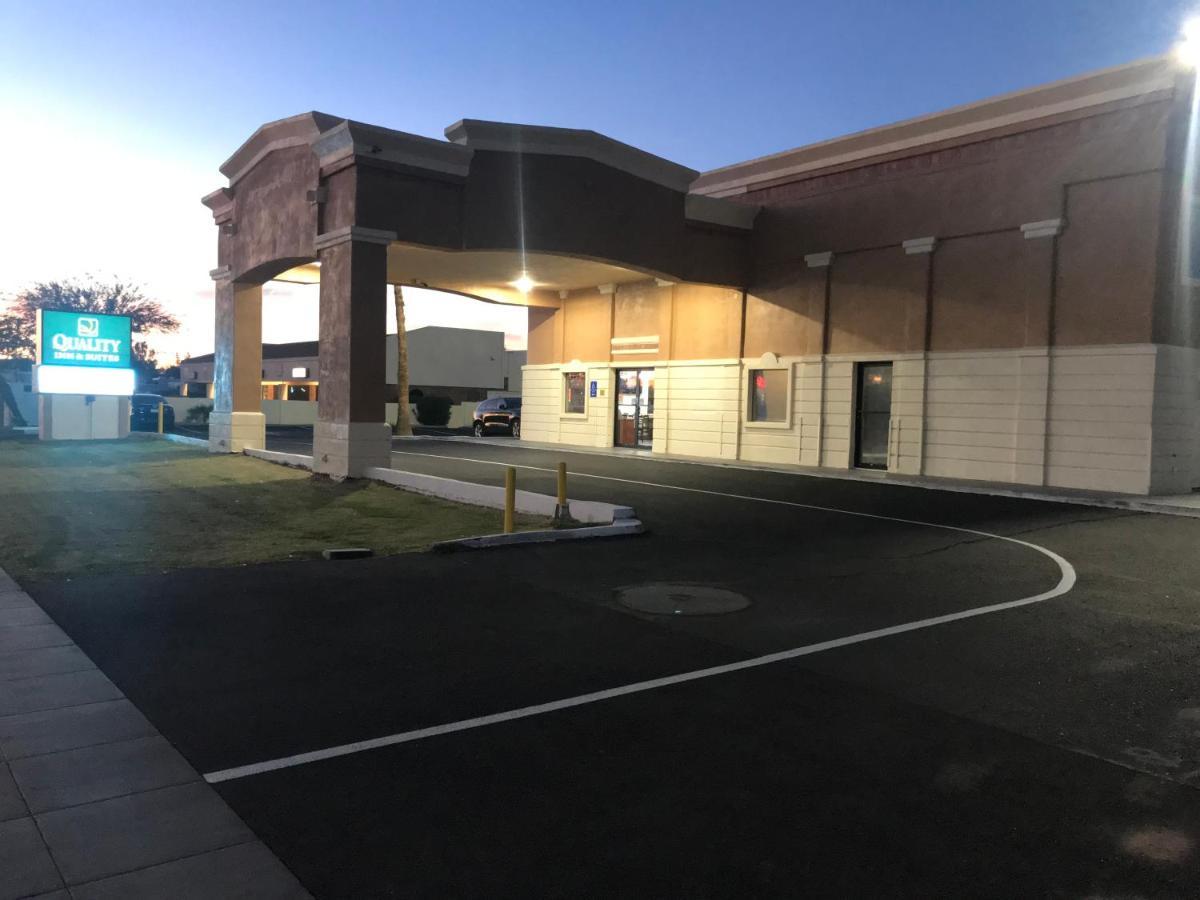 Quality Inn & Suites Near Downtown Mesa Bagian luar foto
