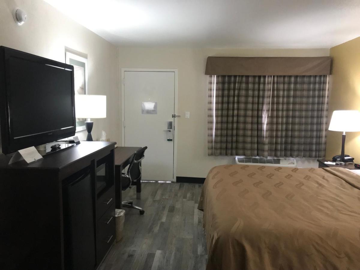Quality Inn & Suites Near Downtown Mesa Bagian luar foto