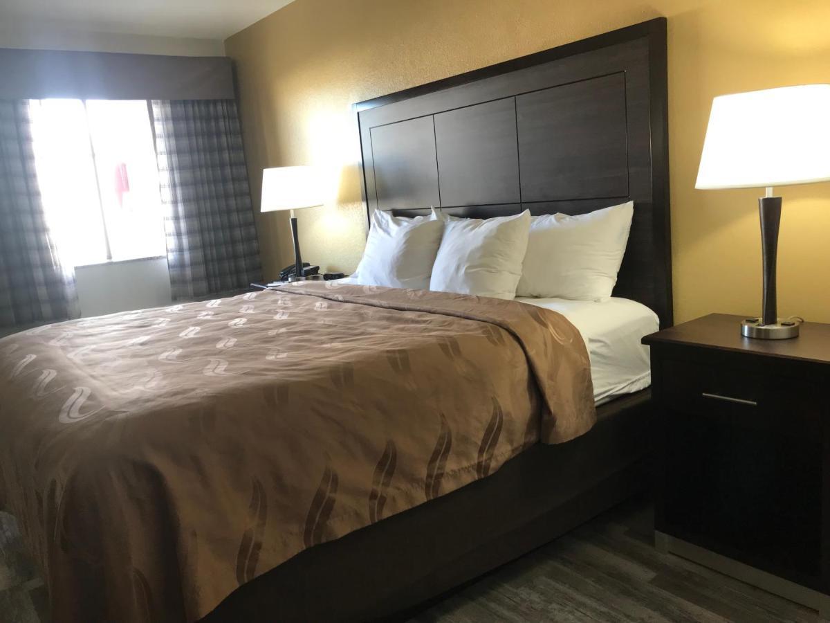 Quality Inn & Suites Near Downtown Mesa Bagian luar foto