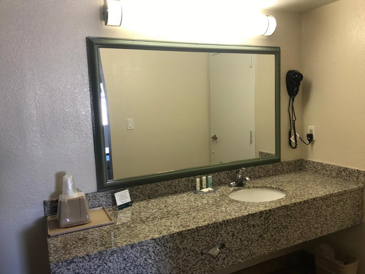 Quality Inn & Suites Near Downtown Mesa Bagian luar foto