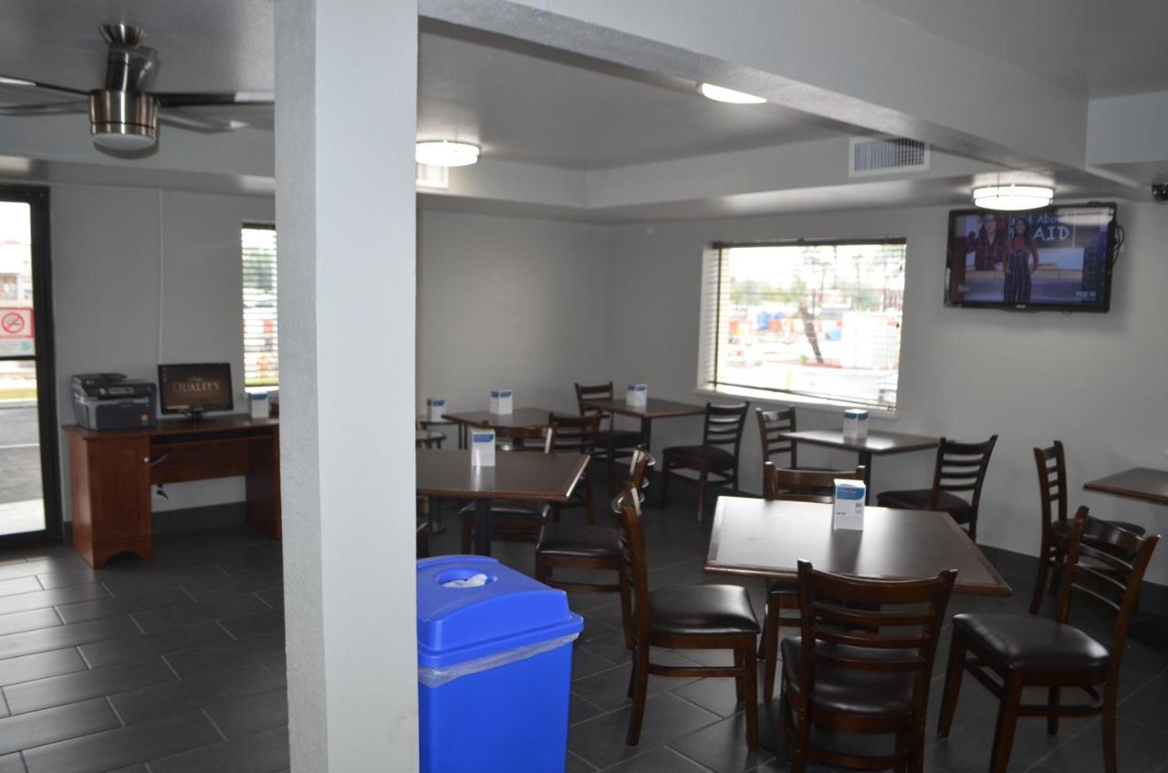 Quality Inn & Suites Near Downtown Mesa Bagian luar foto