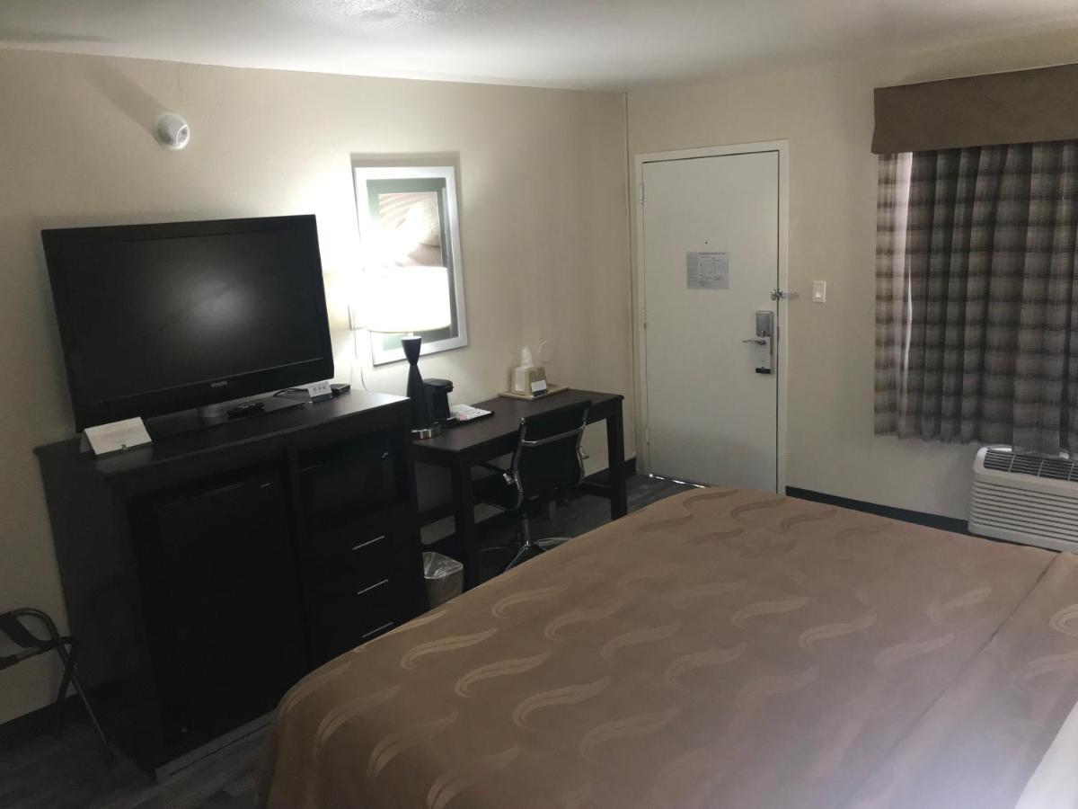 Quality Inn & Suites Near Downtown Mesa Bagian luar foto