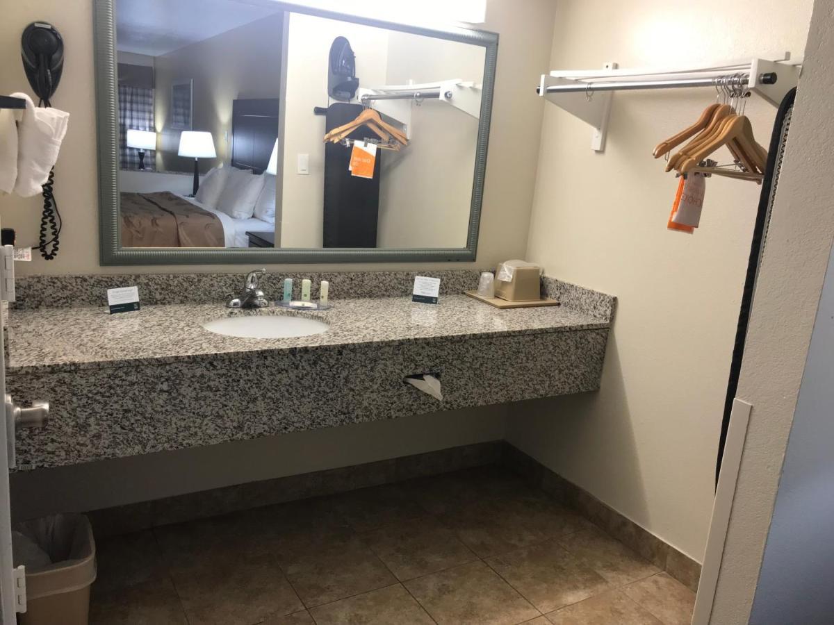 Quality Inn & Suites Near Downtown Mesa Bagian luar foto