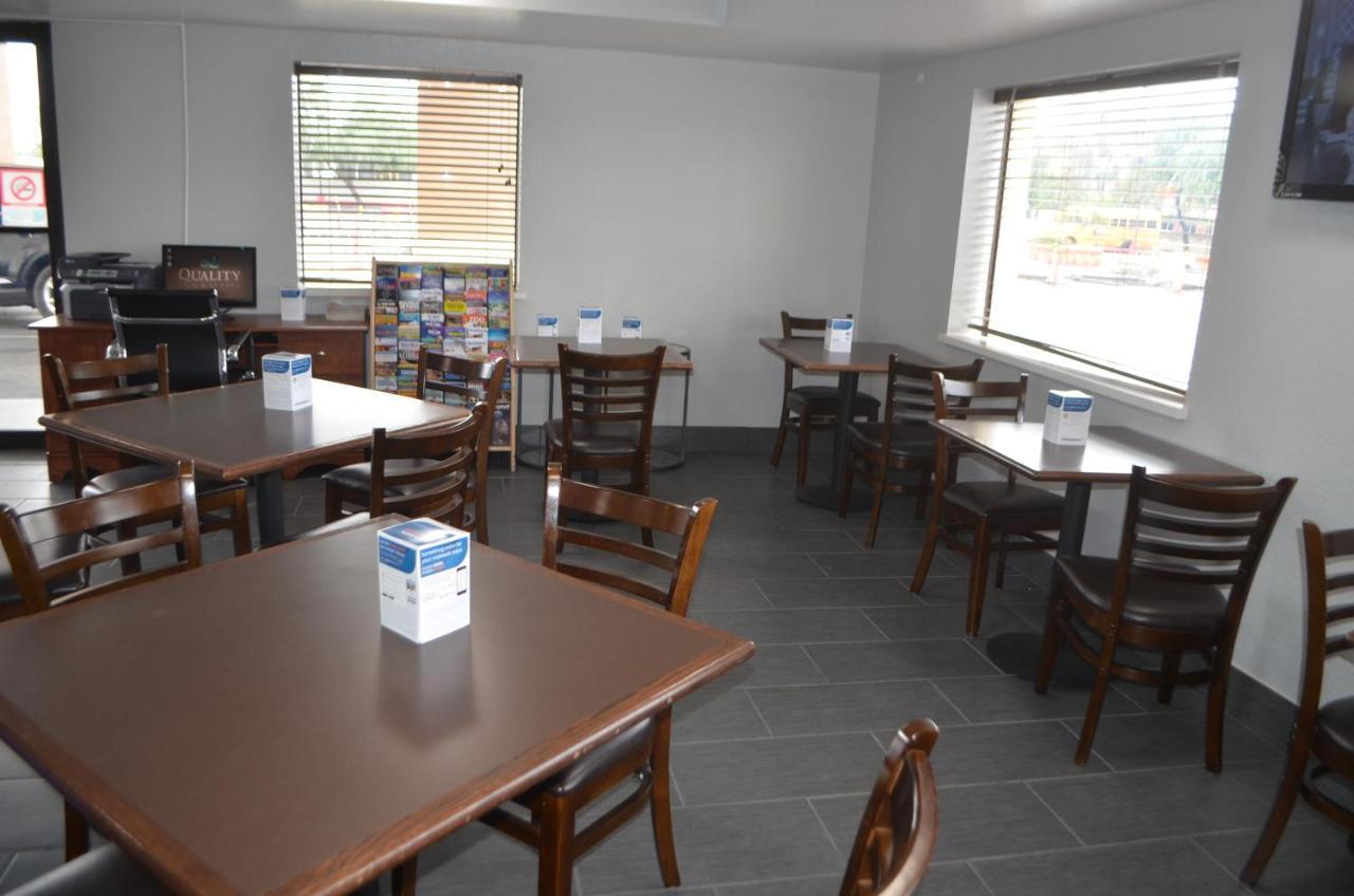 Quality Inn & Suites Near Downtown Mesa Bagian luar foto