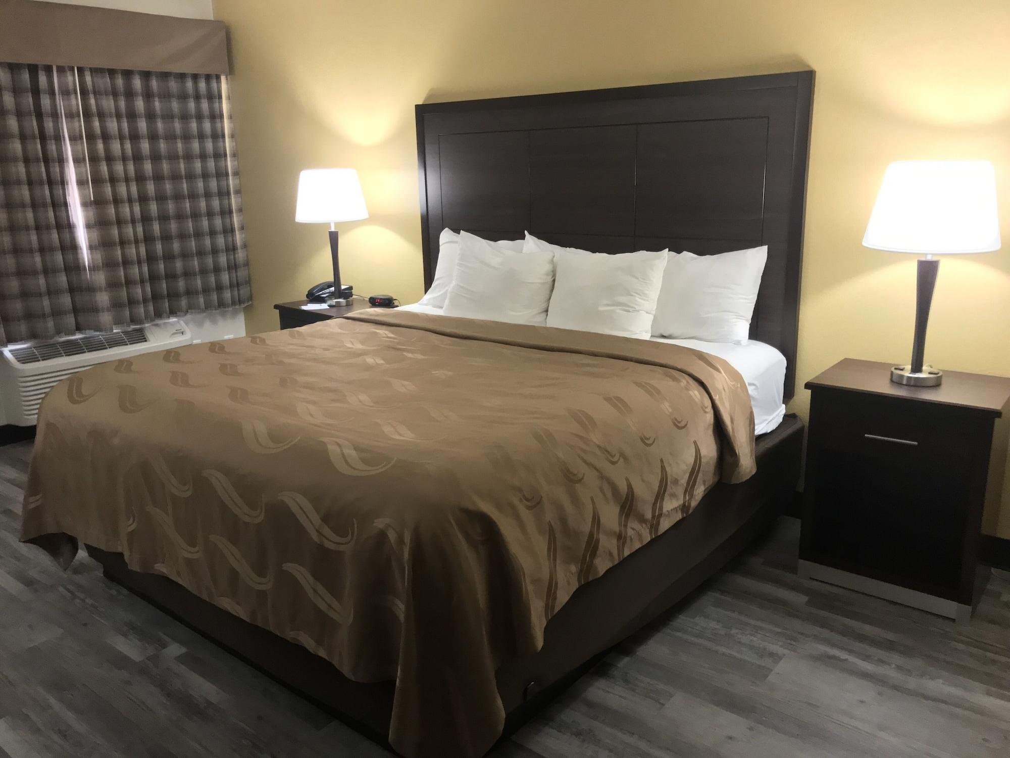 Quality Inn & Suites Near Downtown Mesa Bagian luar foto
