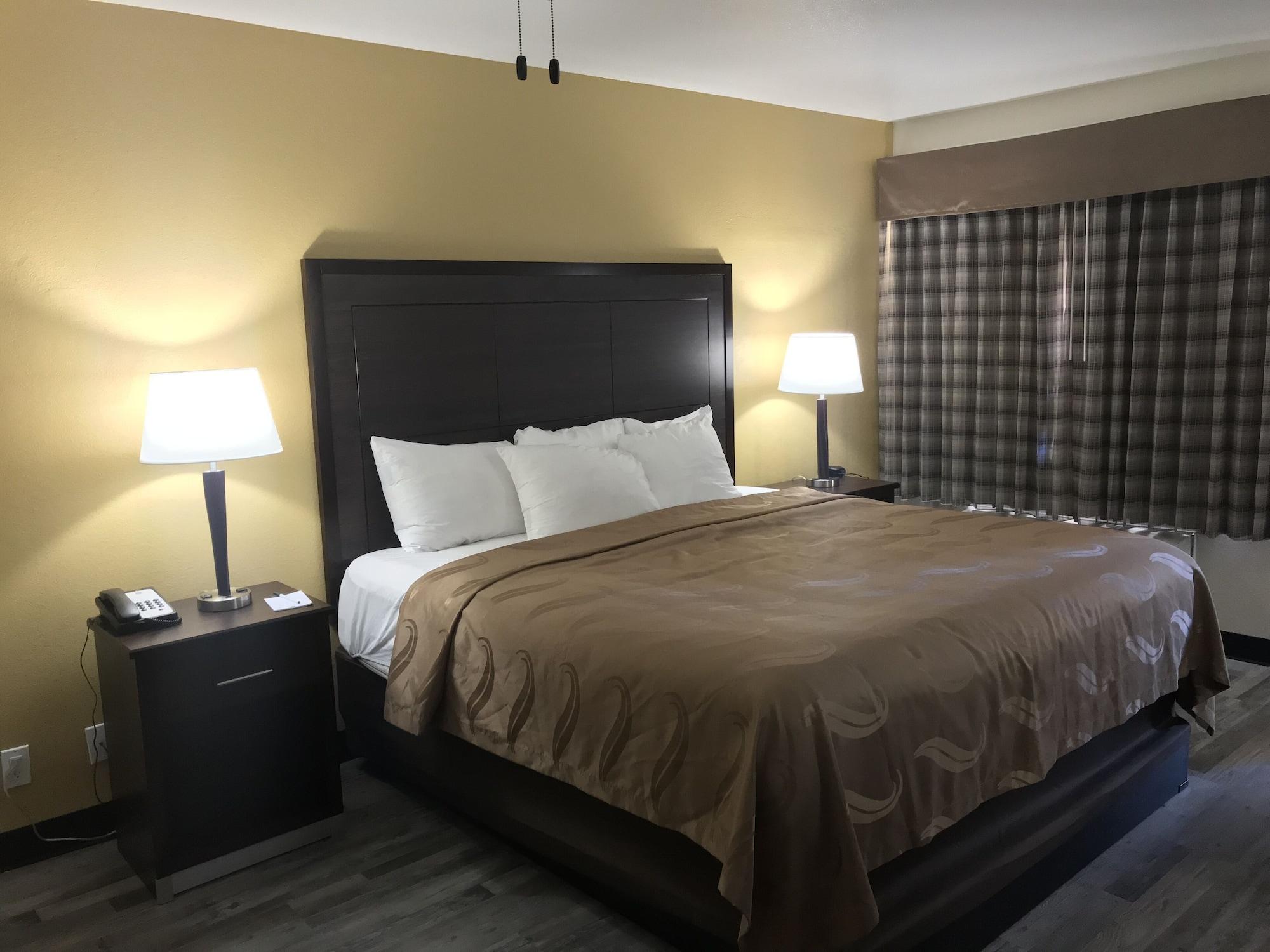 Quality Inn & Suites Near Downtown Mesa Bagian luar foto
