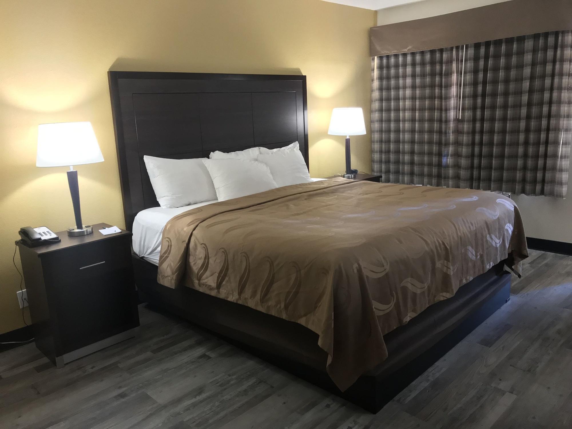 Quality Inn & Suites Near Downtown Mesa Bagian luar foto