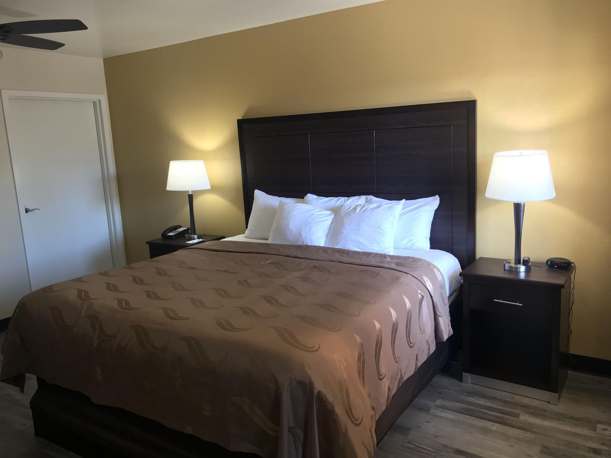 Quality Inn & Suites Near Downtown Mesa Bagian luar foto
