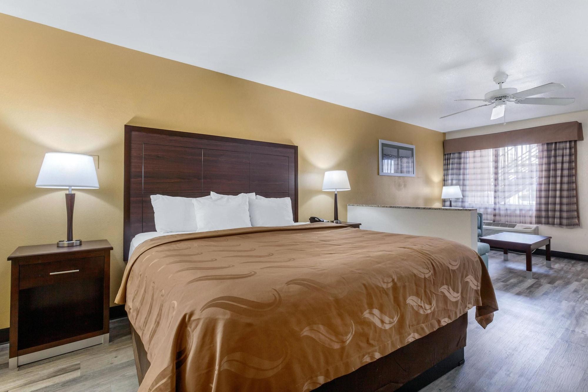 Quality Inn & Suites Near Downtown Mesa Bagian luar foto