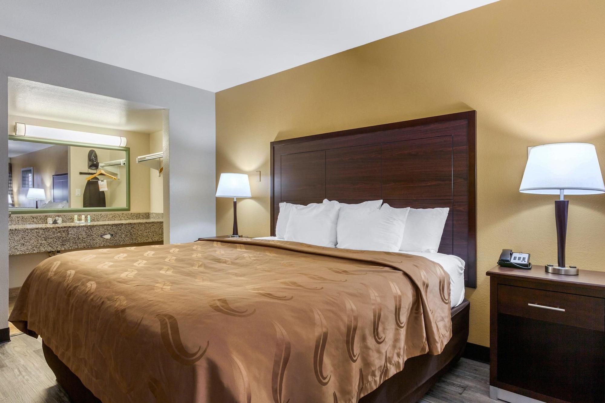 Quality Inn & Suites Near Downtown Mesa Bagian luar foto