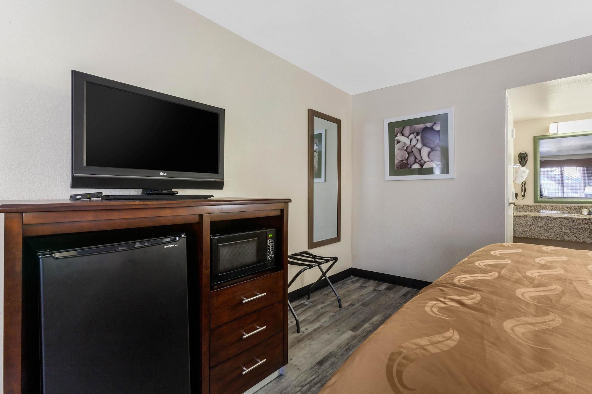 Quality Inn & Suites Near Downtown Mesa Bagian luar foto