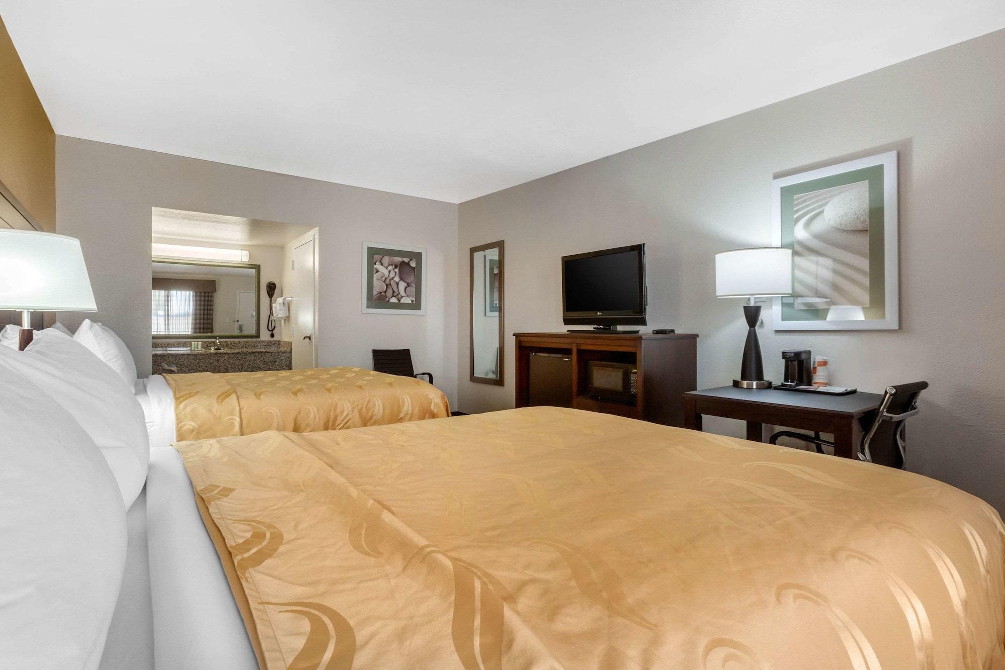 Quality Inn & Suites Near Downtown Mesa Bagian luar foto