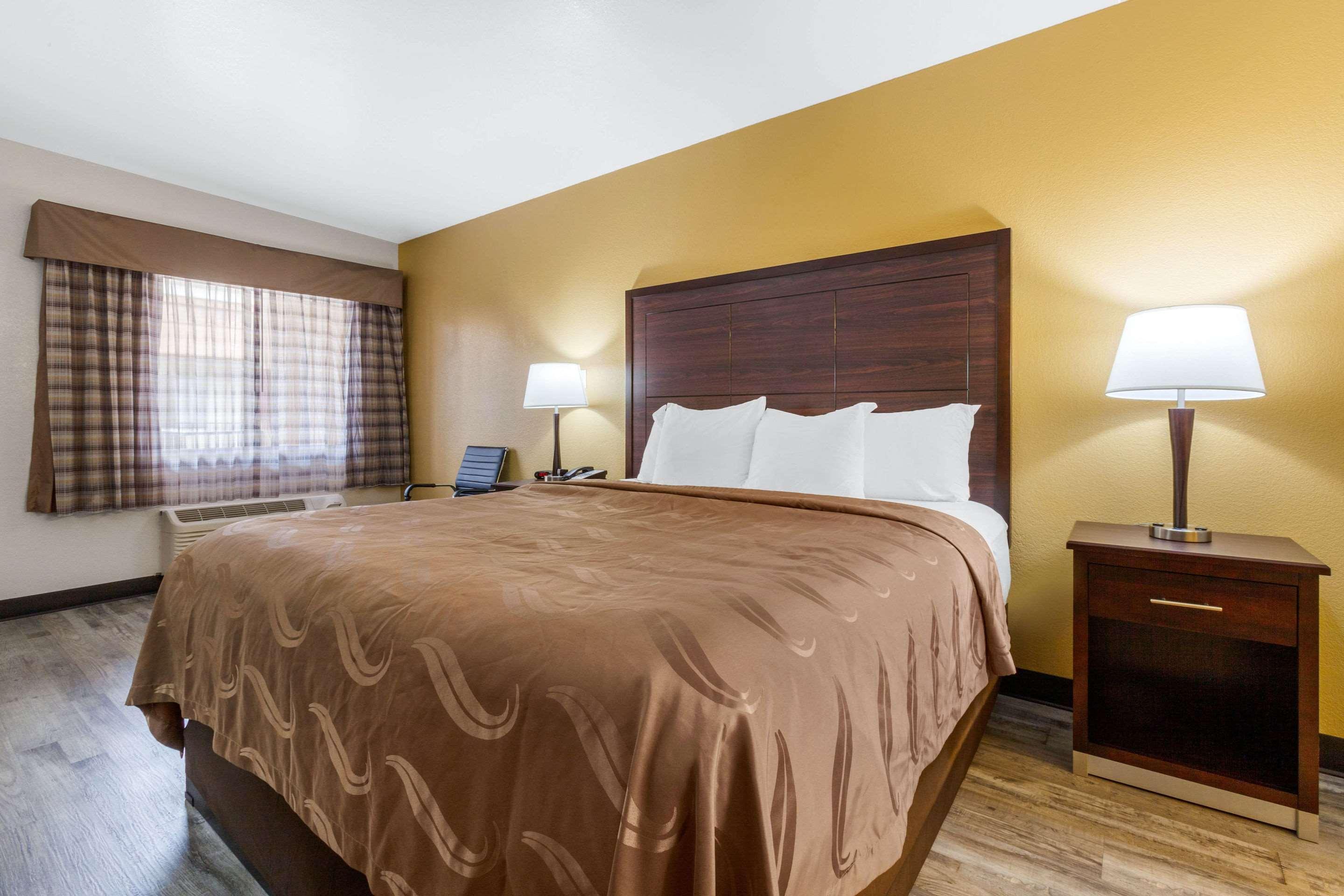 Quality Inn & Suites Near Downtown Mesa Bagian luar foto