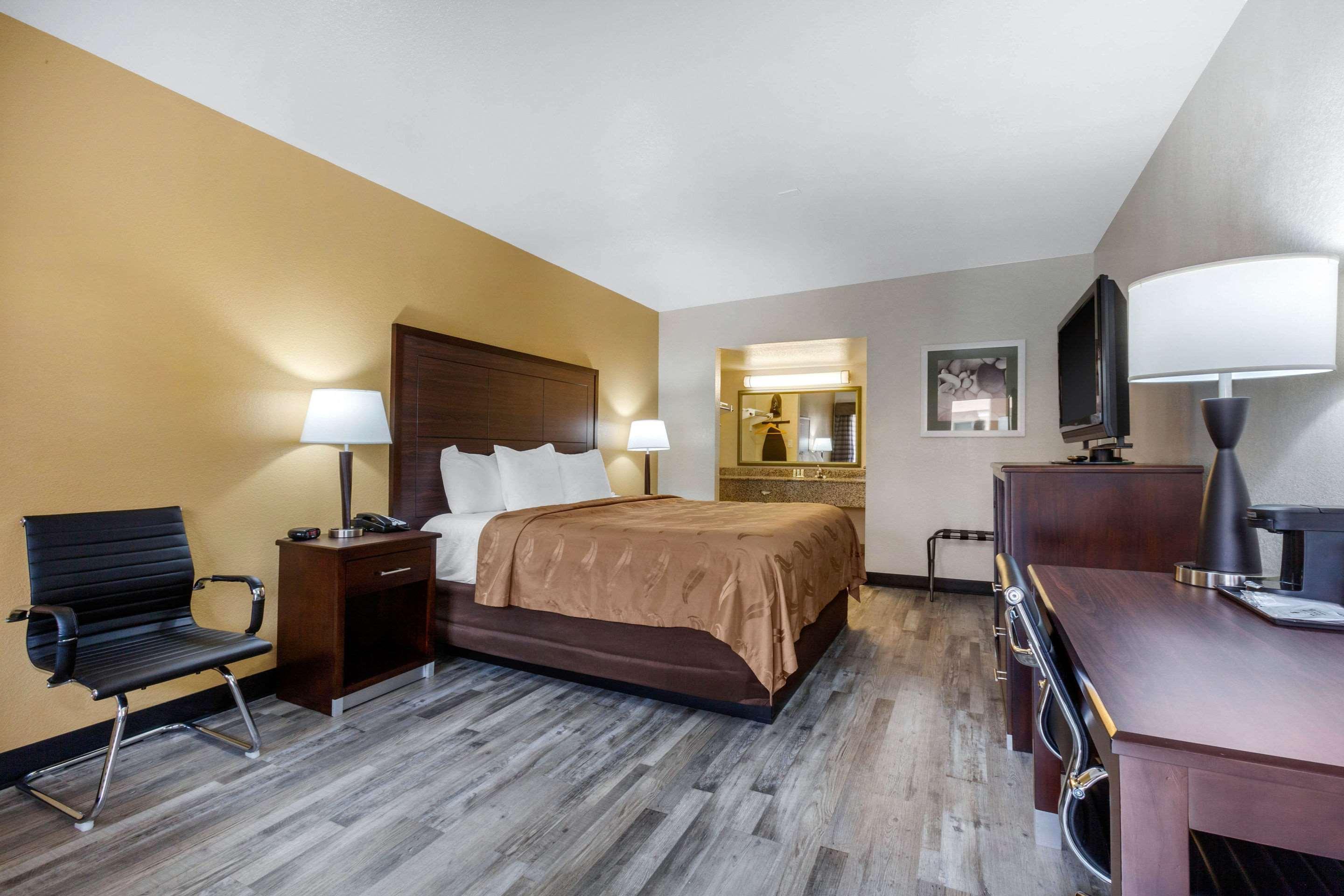 Quality Inn & Suites Near Downtown Mesa Bagian luar foto