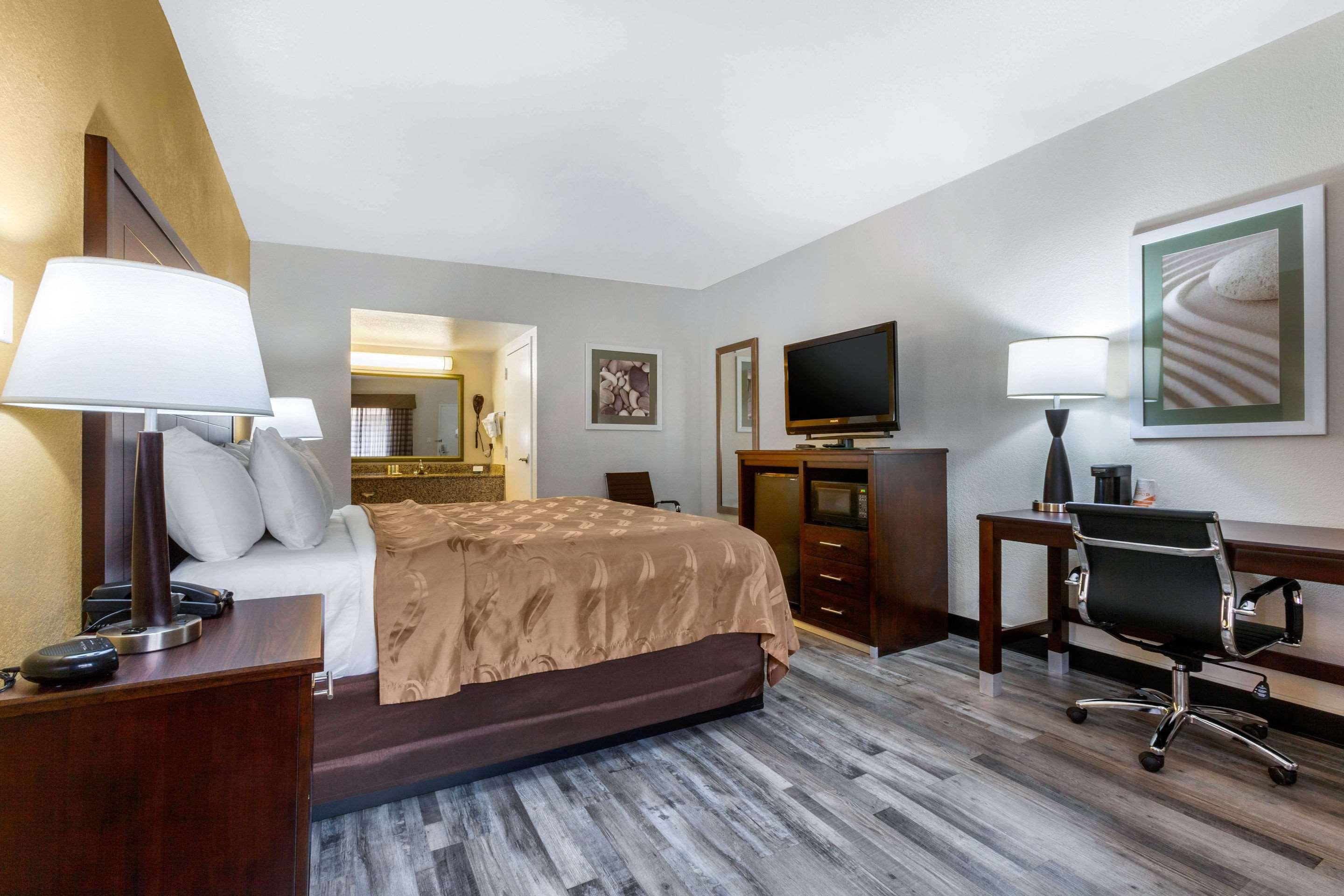 Quality Inn & Suites Near Downtown Mesa Bagian luar foto