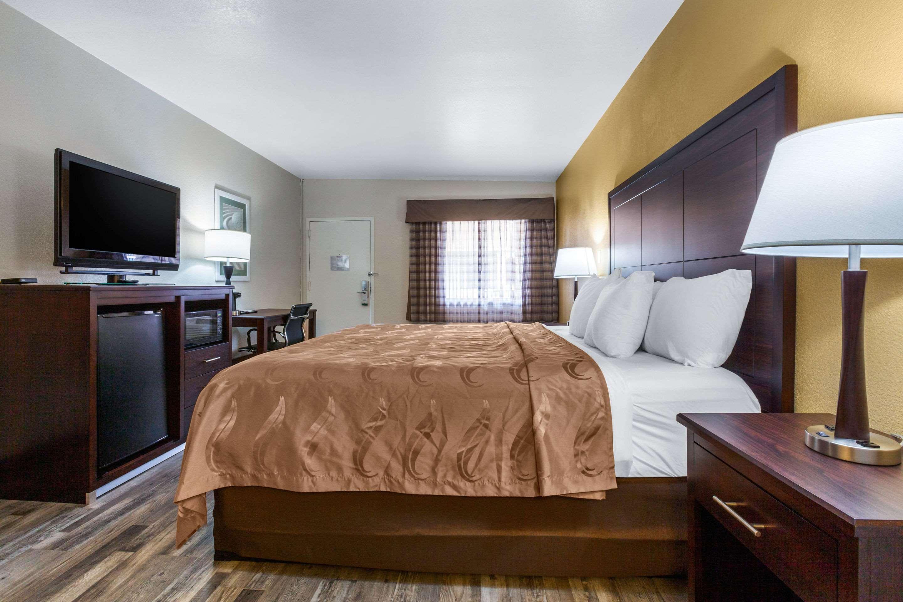 Quality Inn & Suites Near Downtown Mesa Bagian luar foto