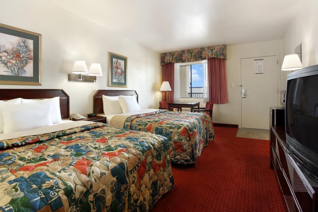 Quality Inn & Suites Near Downtown Mesa Bagian luar foto