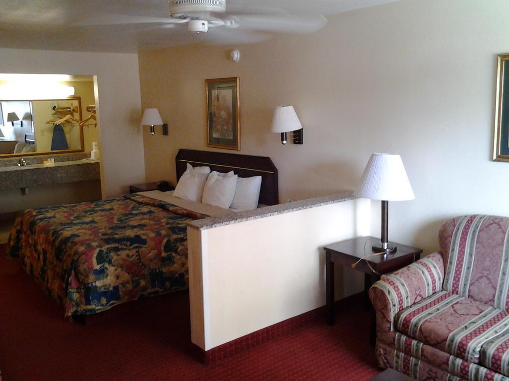 Quality Inn & Suites Near Downtown Mesa Bagian luar foto