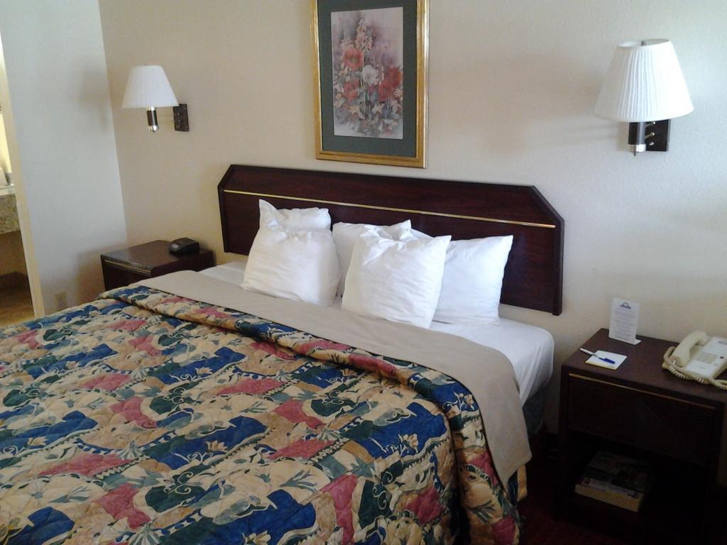 Quality Inn & Suites Near Downtown Mesa Bagian luar foto