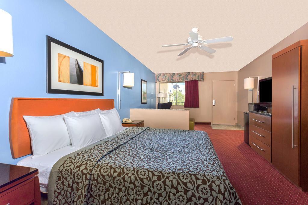 Quality Inn & Suites Near Downtown Mesa Bagian luar foto