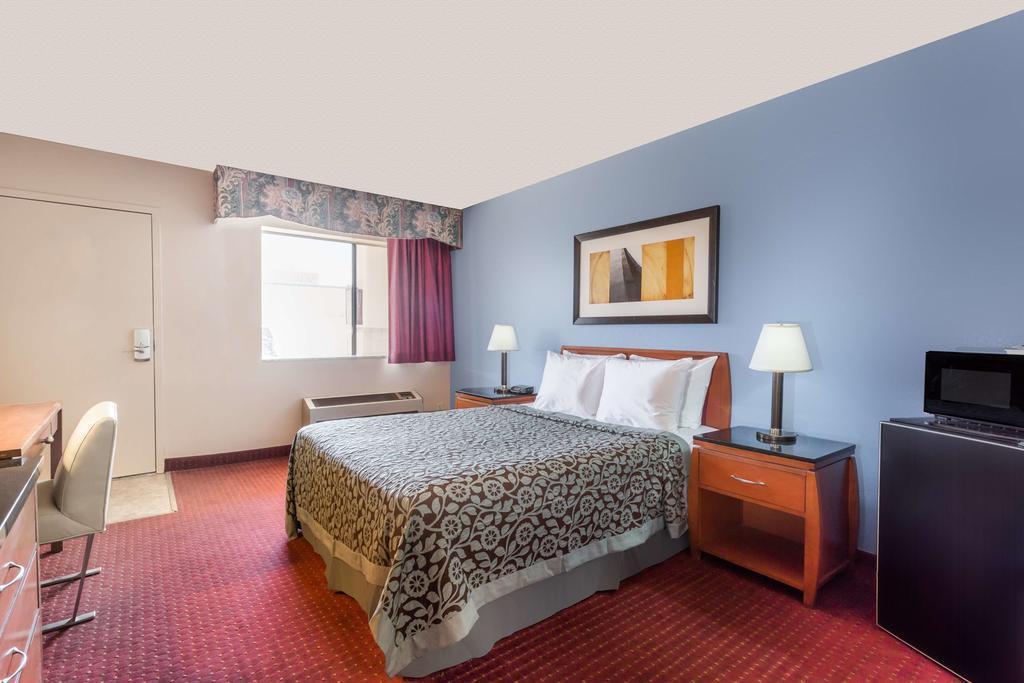 Quality Inn & Suites Near Downtown Mesa Bagian luar foto