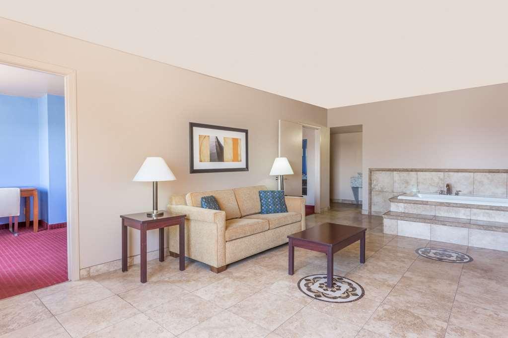 Quality Inn & Suites Near Downtown Mesa Bagian luar foto