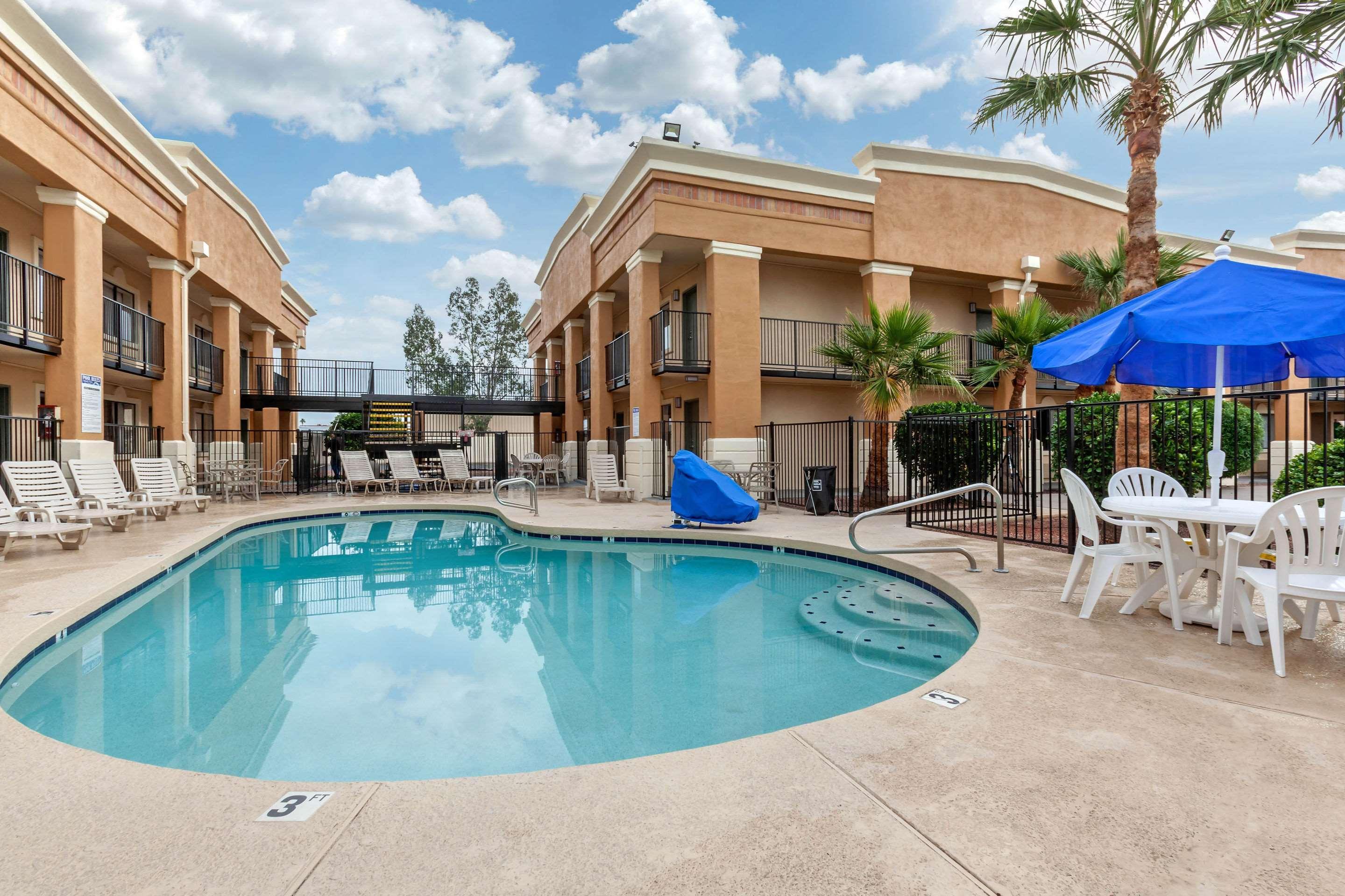 Quality Inn & Suites Near Downtown Mesa Bagian luar foto