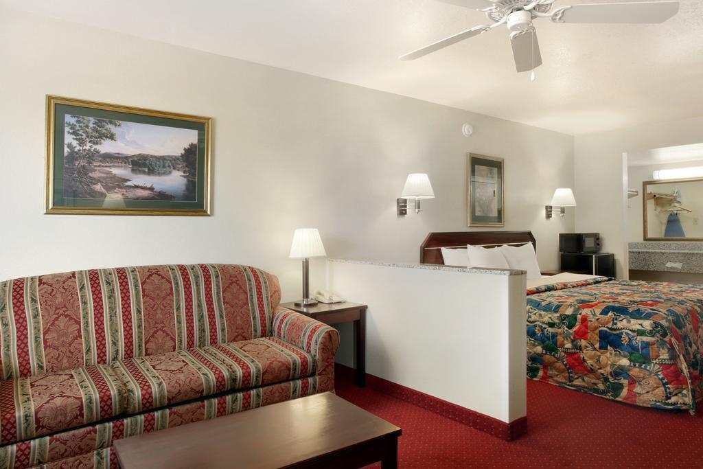 Quality Inn & Suites Near Downtown Mesa Bagian luar foto
