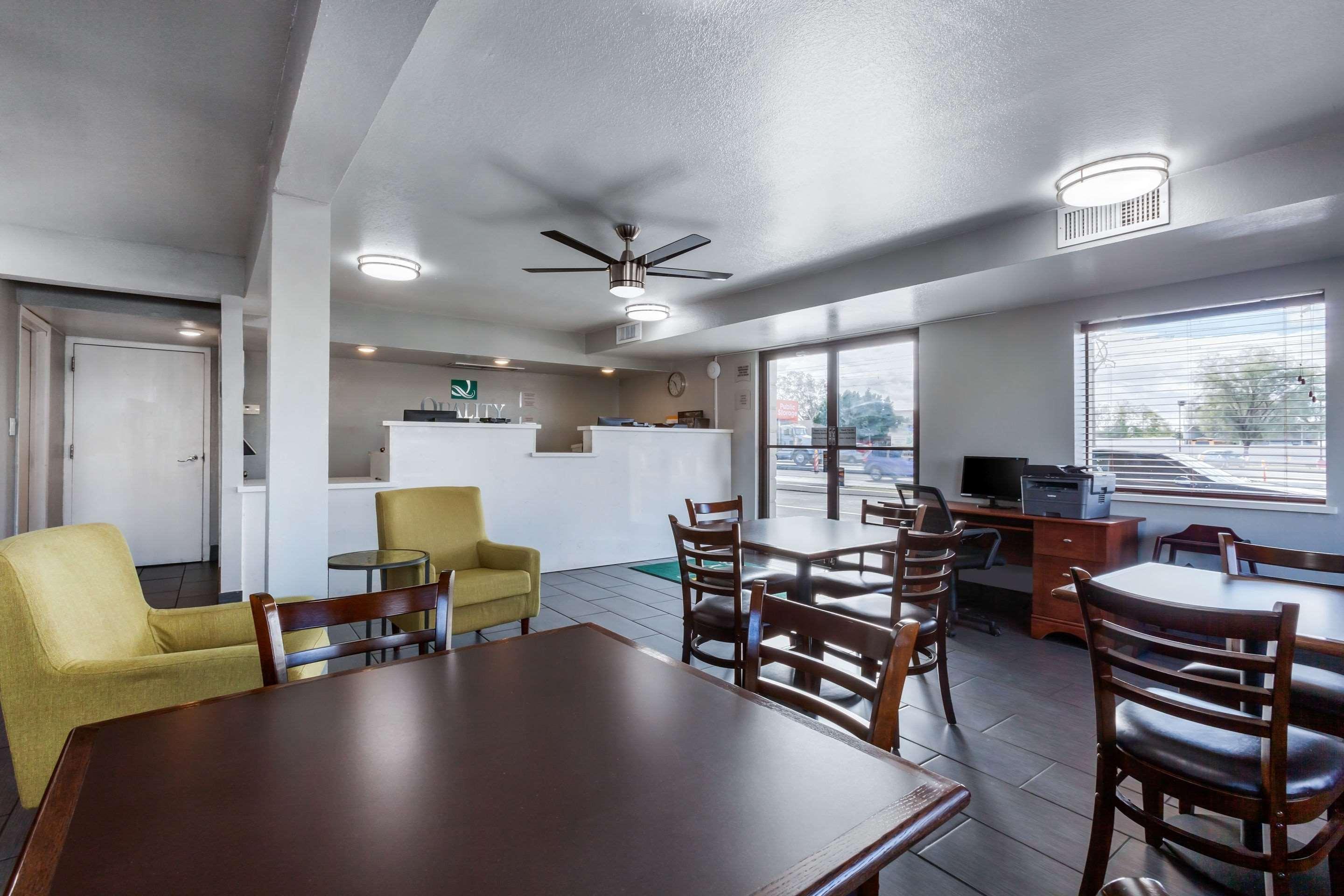 Quality Inn & Suites Near Downtown Mesa Bagian luar foto