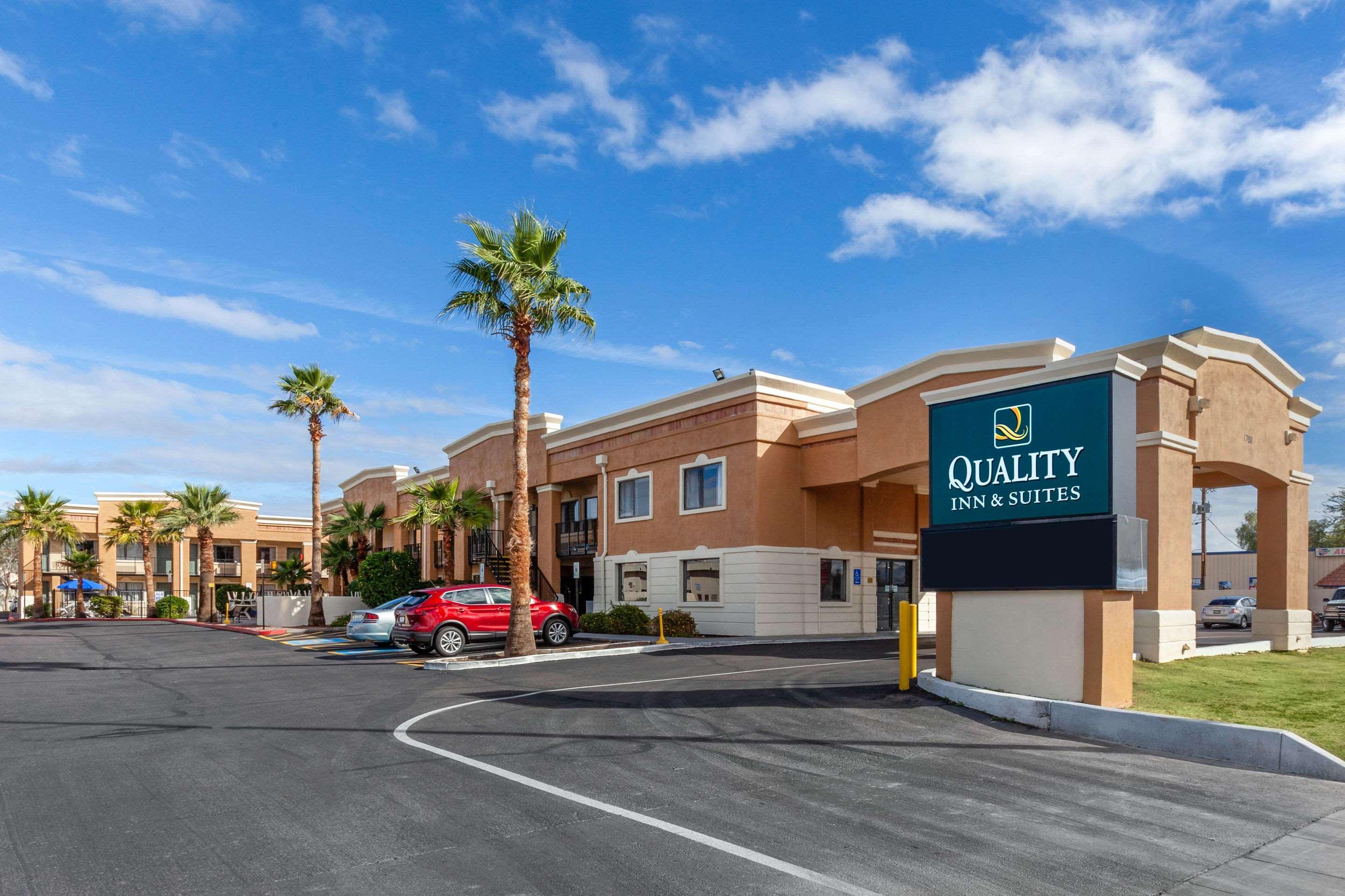 Quality Inn & Suites Near Downtown Mesa Bagian luar foto