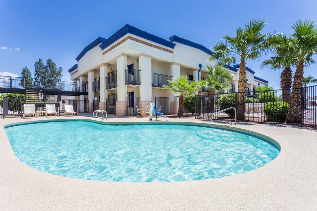 Quality Inn & Suites Near Downtown Mesa Bagian luar foto