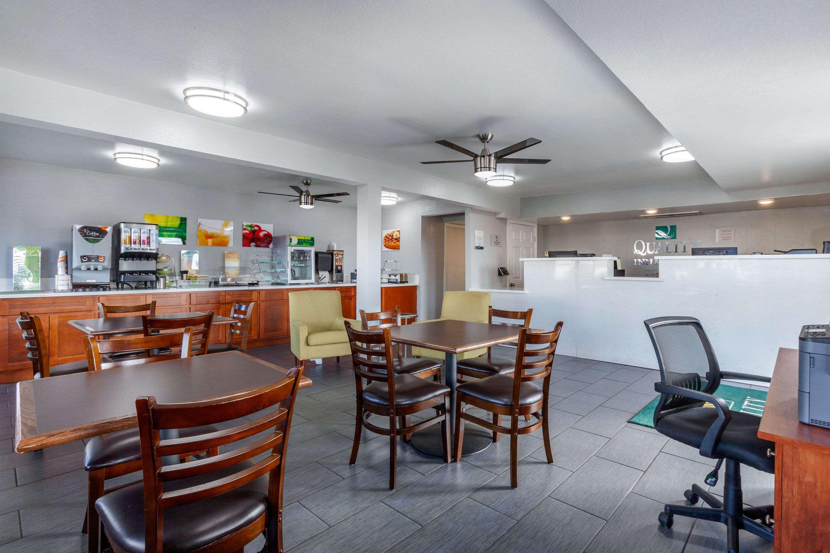 Quality Inn & Suites Near Downtown Mesa Bagian luar foto