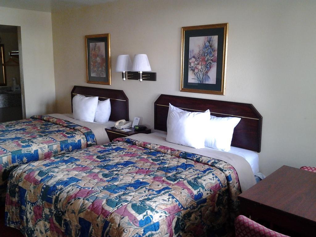 Quality Inn & Suites Near Downtown Mesa Bagian luar foto