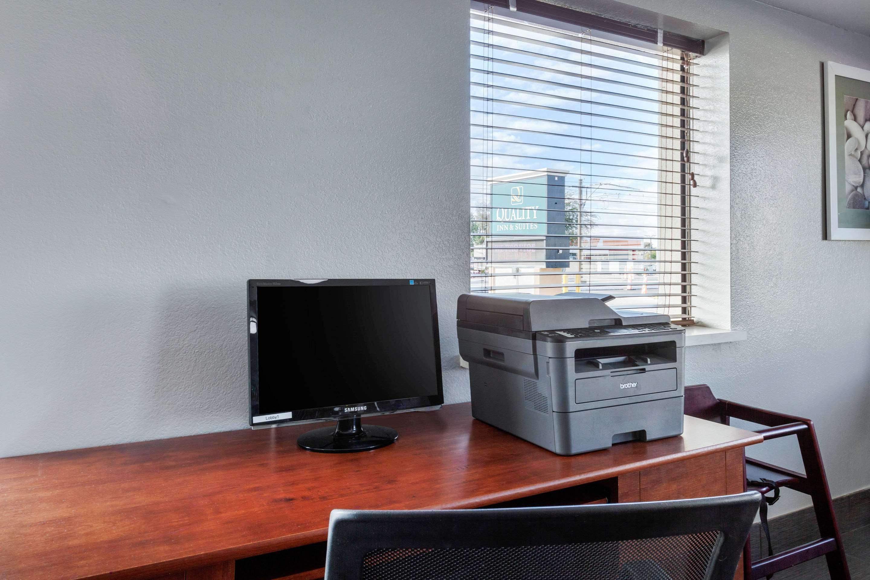 Quality Inn & Suites Near Downtown Mesa Bagian luar foto