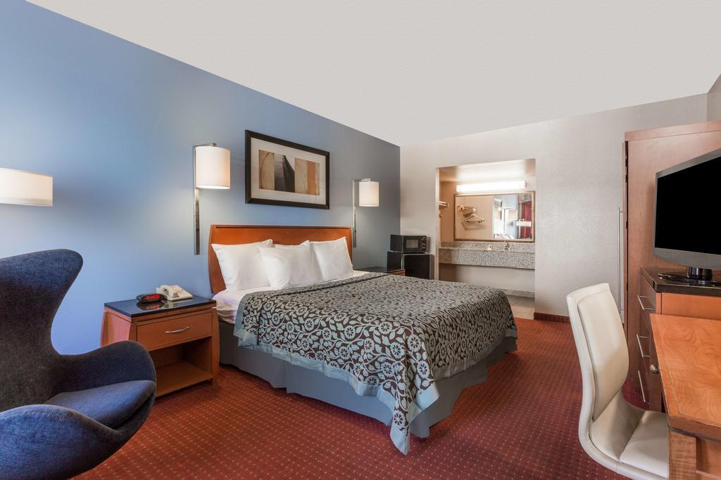 Quality Inn & Suites Near Downtown Mesa Bagian luar foto