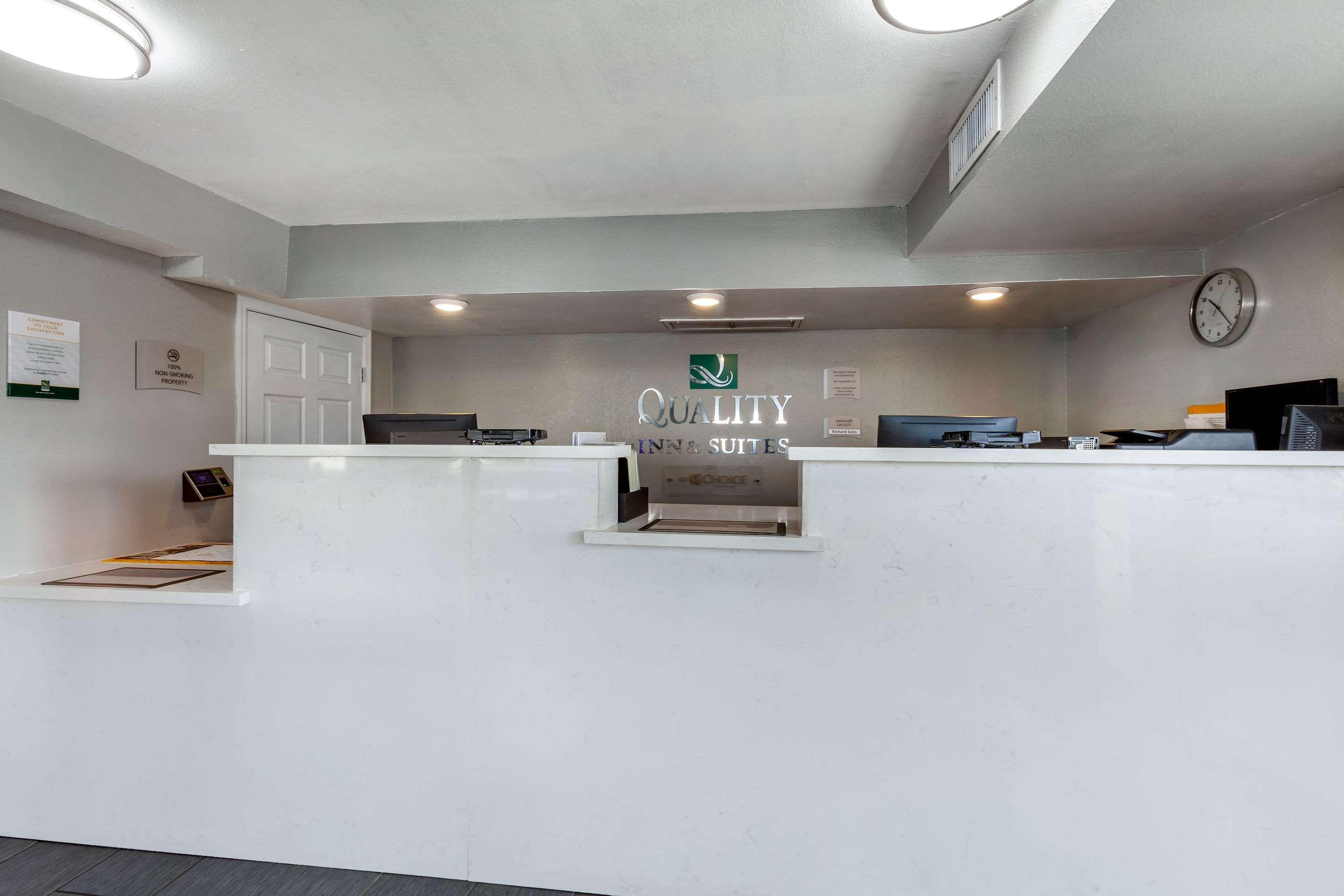 Quality Inn & Suites Near Downtown Mesa Bagian luar foto