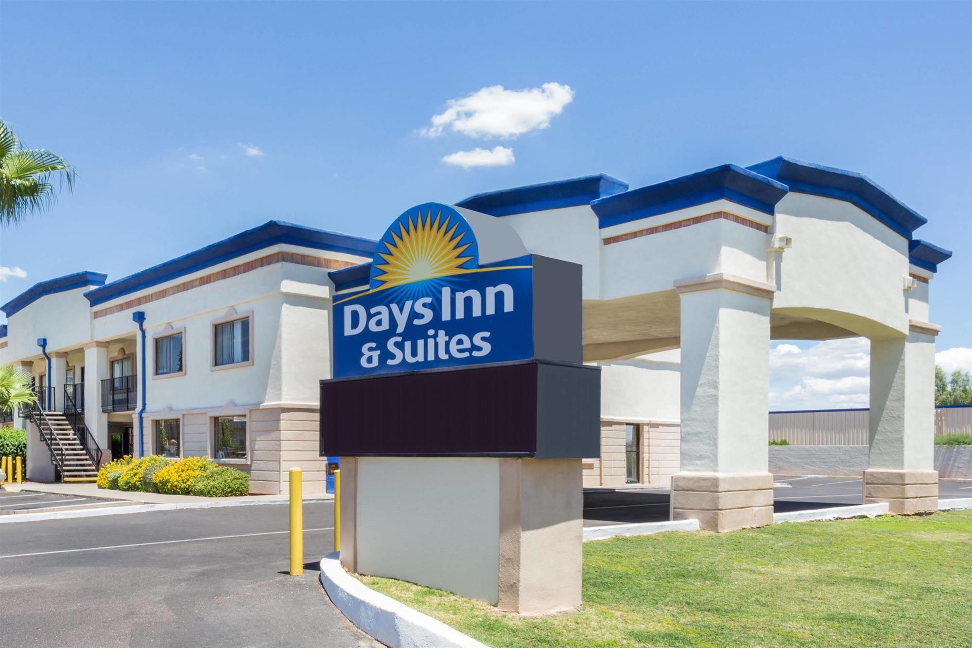 Quality Inn & Suites Near Downtown Mesa Bagian luar foto