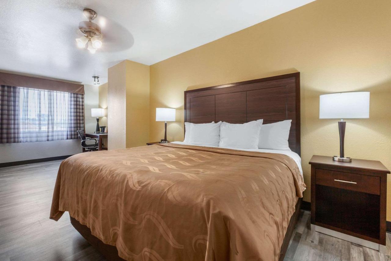 Quality Inn & Suites Near Downtown Mesa Bagian luar foto